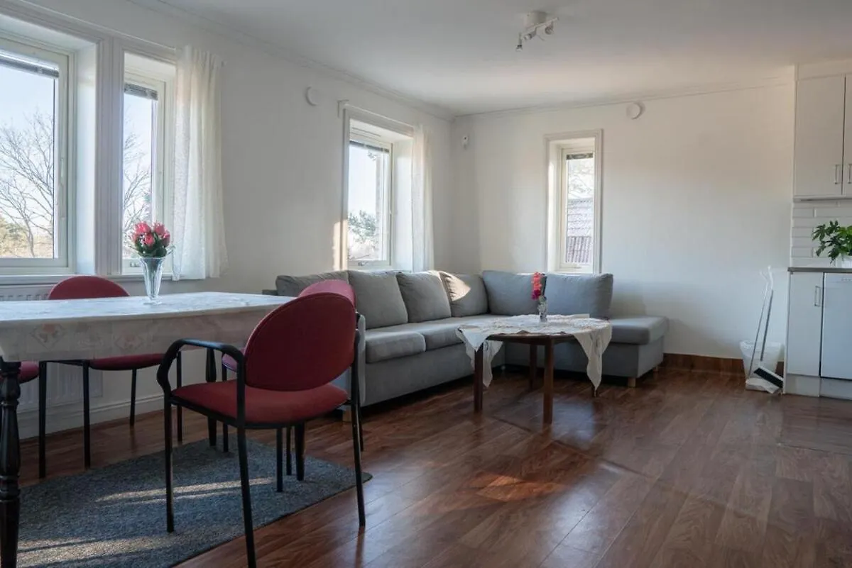 Family Friendly Villa - 6 Bedrooms ストックホルム 0*,  スウェーデン